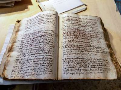 Vi sono inoltre voluminosi libri. Un tomo del 1540 tratta una questione tra il vescovo di Boiano e la principessa di Sulmona riguardo il feudo di San Polo, nei pressi di Campobasso
